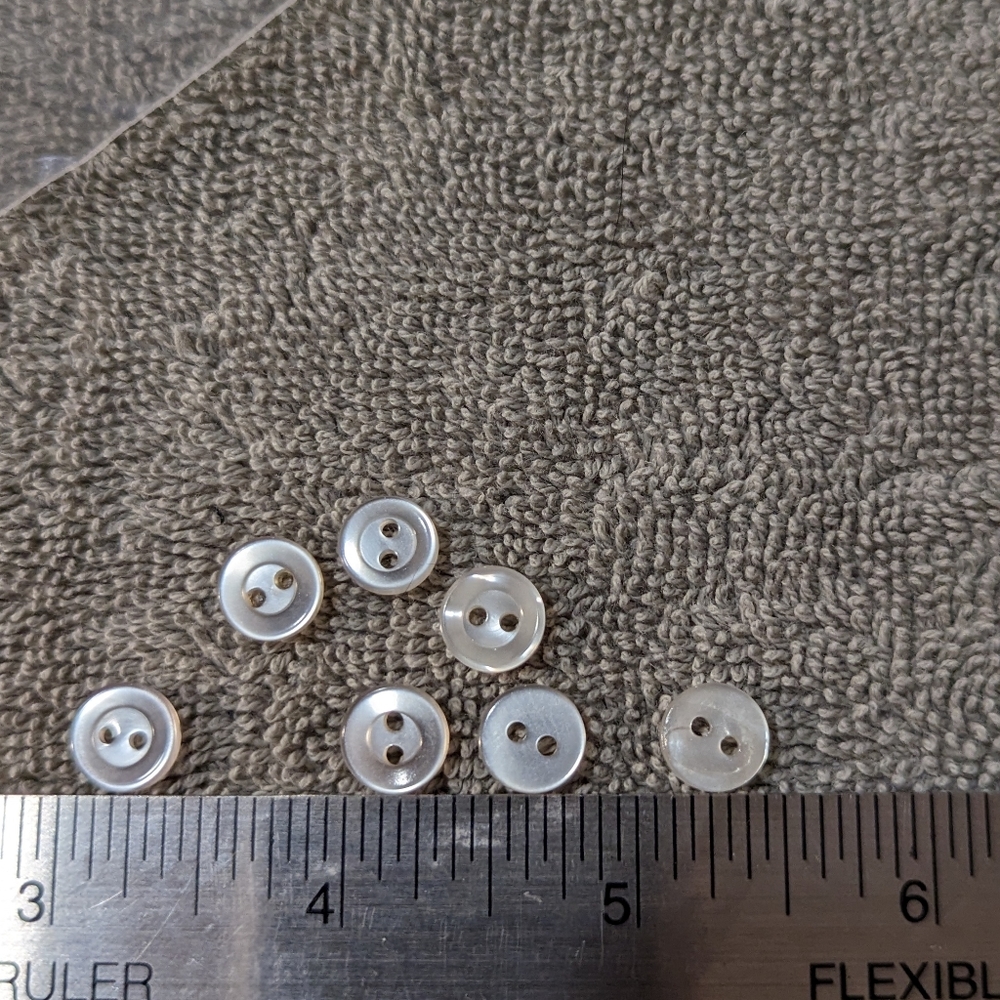 BUTTONS White Clear Round 2 holes to attach (7)